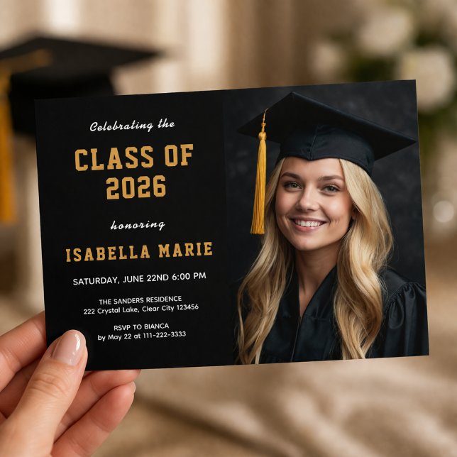 Klass 2026 Foto Guld Examen Inbjudningar (Class of 2026 modern photo graduation invite with elegant gold style)