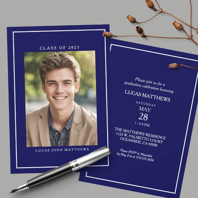 Klass 2026 Klassisk Navy Anpassad Foto-Examen Inbjudningar (A classic minimalist graduation invitation to celebrate your graduate's achievement.)