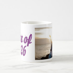 Klass 2026 lila text examensfoto kaffemugg