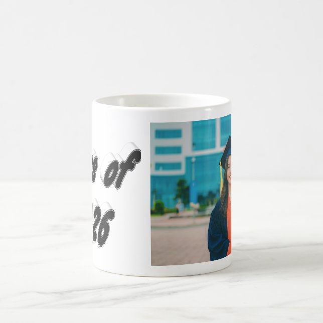Klass 2026 svart typografi examensfoto  kaffemugg (Center)