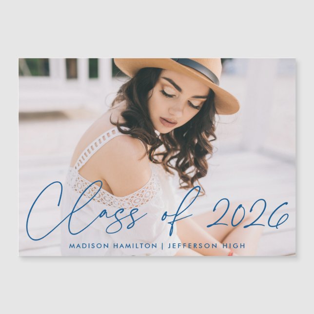 Klass av 2022 Modern Blue Script Photo Studenten Magnetisk Inbjudningskort (Framsida)