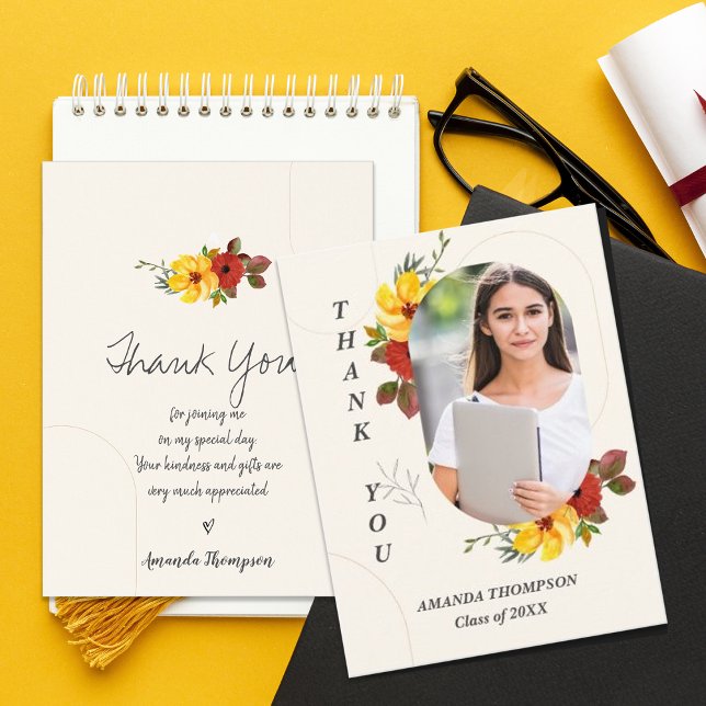 Klass av 2025 Blommigt Photo Studenten Tack Vykort (Class of 2026 Floral Photo Graduation Thank You Postcard | Elegant Grad Thank You)