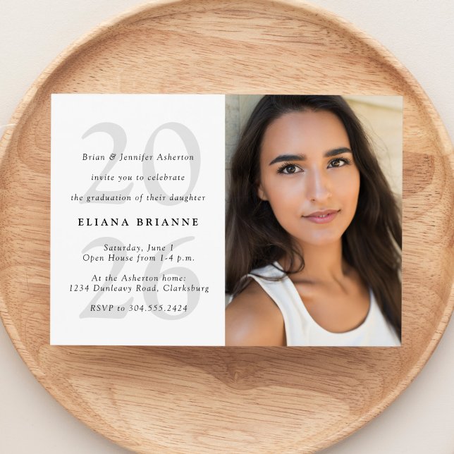 Klass av 2025 enkelt svartvit foto studenten inbjudningar (Skapare uppladdad)