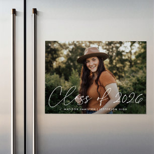 Klass av 2025 Modern White Script Photo Studenten Magnetisk Inbjudningskort