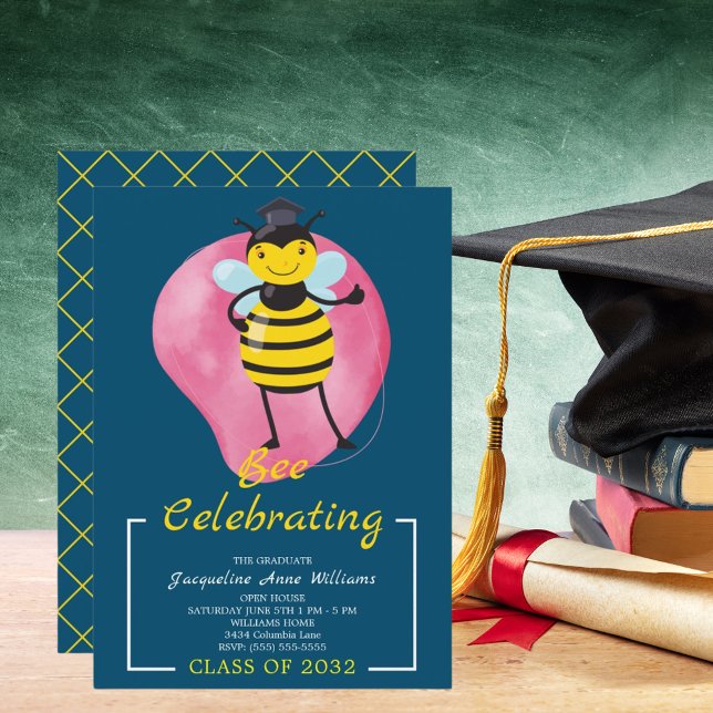 Klass av 2032 Studentfest för biberöm Inbjudningar (Class of 2032 Bee Celebrating Graduation Party Invitation)