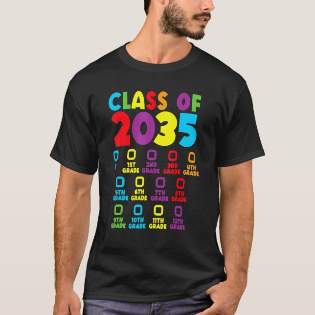 Klass av 2035 Grow with Me Checklist Kindergarten T Shirt (Framsida)