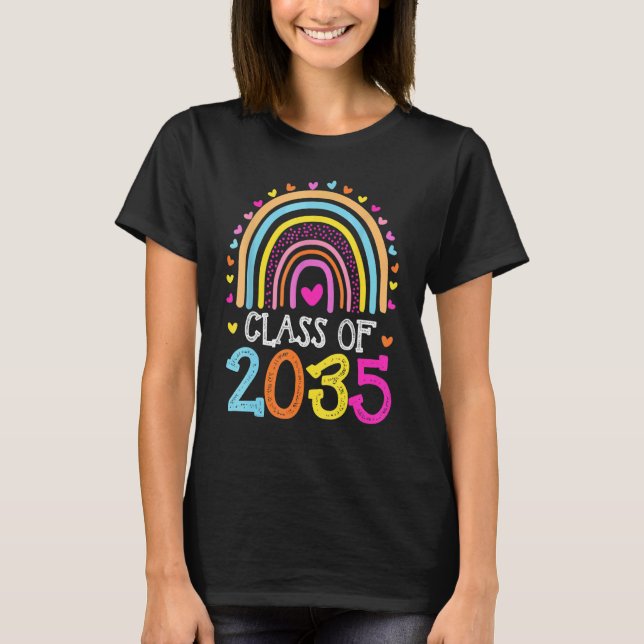 Klass av 2035 Regnbåge före K Kindergarten Graduat T Shirt (Framsida)