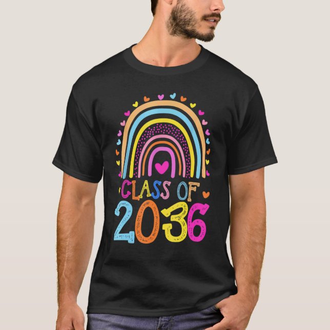 Klass av 2036 Regnbåge före K Kindergarten Graduat T Shirt (Framsida)