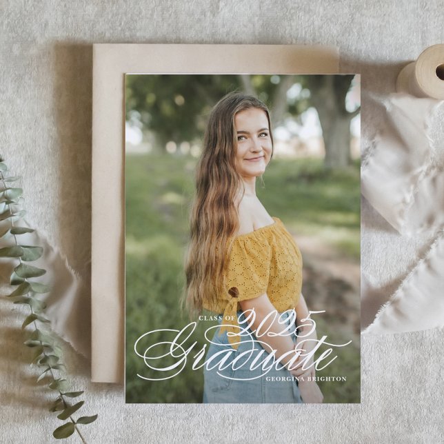 Klass för vitt skript för Elegant av 2025 Studente Inbjudningar (Customizable photo graduation invitation featuring elegant calligraphy. )