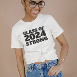 Klass på 2023 studenten med hög prioritet t shirt<br><div class="desc">Klass 2023 stark! I ett år som inget annat ska du fira din akademiska klassens styrka och återhämtningsförmåga. Den här fet t-tröjan med svart text ger en underbar studenten-gåva och är perfekt för grad party eller för en grupp vänner.</div>