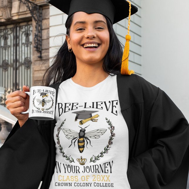 Klass på 2024 Bee-lieve i din resa Studenten T Shirt (Matching Women's T-shirt and Classic Coffee mug. 
T-shirt: Class of 20XX & Highschool/College Name)