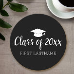 Klass på år och Namn - Svarta kan byta Färg Underlägg Papper Rund<br><div class="desc">En modern,  minimal utformning för ett studenten firande. Lägg till din student anpassningsbar-text till svartvitt om du vill göra en minnesstund eller en studentfest till förmån.</div>