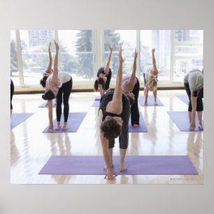 klass som utövar yoga med instruktör i en poster