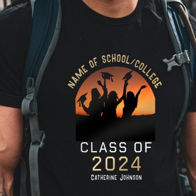 Klassen Arch Photo Studenten för 2024 Anpassat nam T Shirt (Arch Photo Graduation Class of 2024 Custom Name T-Shirt. Let everyone know the news of your grad.)
