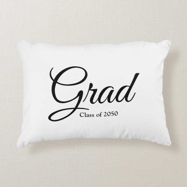 Klassen Grad med skripttexten 2024 svartvit anpass Prydnadskudde (Framsidan)
