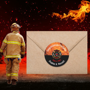 Klassen grattisar Firefighter Flames   NAMN Runt Klistermärke