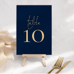 Klassen Navy Blue Guld Bröllop Bordsnummer<br><div class="desc">Klassy Navy Blue Guld Bröllop Bord är inställt i ett handskript för stil och ditt bordsnummer under. Anpassa numret enkelt. Samma design finns på andra sidan och uppdateras samtidigt när du ändrar numret. Lägg till i kundvagnen separat för varje bordsnummer när du ändrar den.</div>