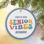 Klassen Senior Vibes från 2025 års julhelg Julgransprydnad Keramik<br><div class="desc">En roligt-retur-gåva till den högre akademikern. I denna julprydnad visas texten från 1970-talet i stil som lyder "seniorvibes". Anpassa till namn.</div>