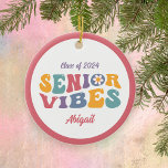 Klassen Student Senior Vibes från 2025 års jul Julgransprydnad Keramik<br><div class="desc">En perfekt för den högre posten till student inom kort. Utformningen har flera färgaders text med texten "Senior Vibes". Anpassa med helgdag ornament med Gradens namn.</div>