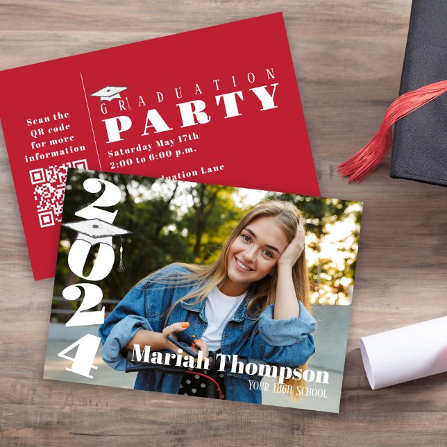 Klassen Studenten Photo Cardinal Red av 2023 QR Inbjudningar (Graduation bold and bright modern style photo invitation. )