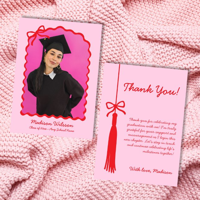 Klassen Tassel & Bow Rosa & Red 2025 Studenten Tack Kort (Tassel & Bow Pink & Red Class Of 2025 Graduation Thank You Card)