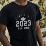 Klassen Varsity Stil Student för 2022 års anpassad T Shirt<br><div class="desc">Roligt varsity-stil grad t-shirt med stort antal som visar studenten-året med "klass av" i en bågdesign ovan. En hylsa och tassel placeras i centrum och personlig med grad namn. Gör en underbar personlig till en nyckelgåva till graden.</div>