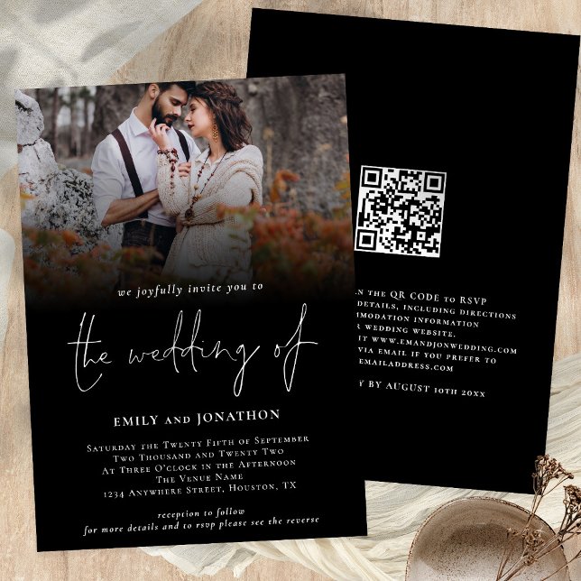Klassfotot QR-kodskript Bröllop Black Inbjudningar (Wedding invitation custom photo overlay black with QR code)