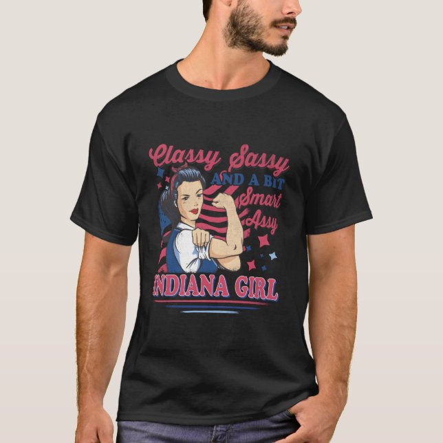 Klassig, sassy och lite sm assy Indiana T Shirt (Framsida)