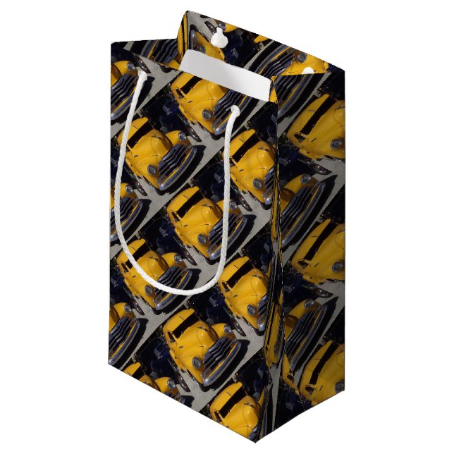 Klassikerbilgåvan hänger lös för honom (Framsidan Vinklad)