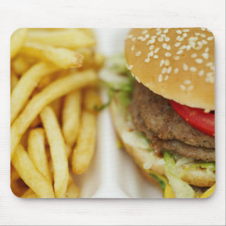 klassikerhamburgaren och småfiskmusen vadderar musmatta