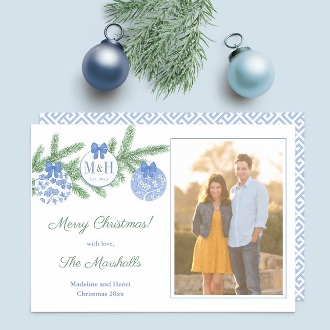 Klassisk 1:a marristen jul Newlyweds Bild Julkort (Our First Christmas Blue And White Chinoiserie ornaments monogram photo Holidays card)