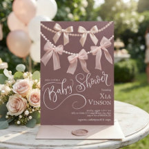 Klassisk babyfestinbjudan med slingor och pärlor