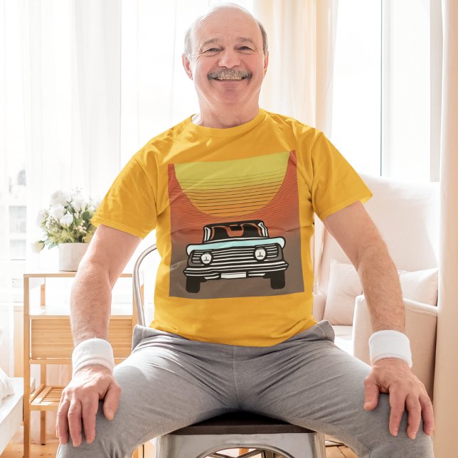 Klassisk bil som kör av till solnedgång personalis t shirt (Skapare uppladdad)
