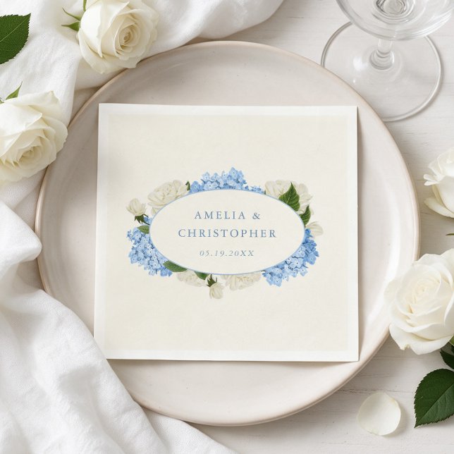 Klassisk Blå Hortensia Vit Ros Bröllop Pappersservett (classic wedding napkins with couple's names, and blue hydrangeas and white rose illustrations)