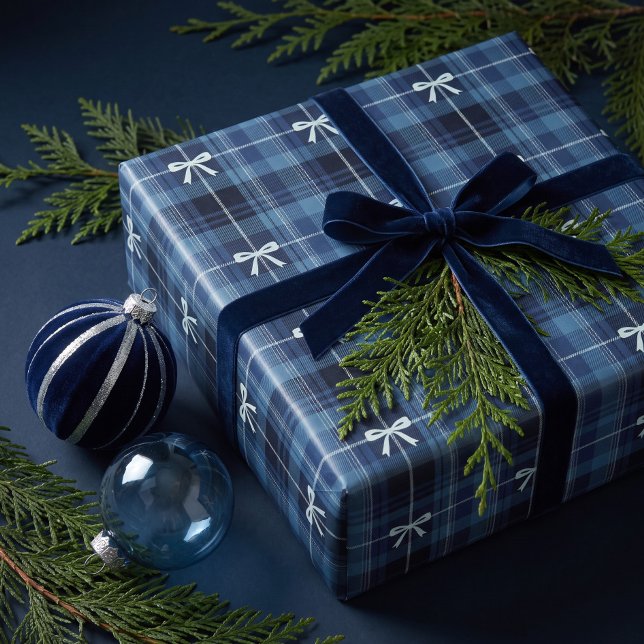 Klassisk blå marinblå schackrutig juldräkt presentpapper (Classic Blue Navy Bow Chic Christmas Tartan Plaid Wrapping Paper)