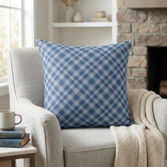 Klassisk blå och vit diagonal rutig pläd kudde (Classic Blue and White Diagonal Check Plaid Throw Pillow)