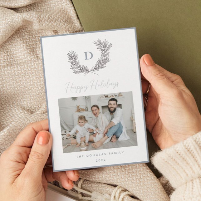 Klassisk blå och vit monogram-kamouflage foto julkort (Blue and white monogram botanical crest holiday card.)