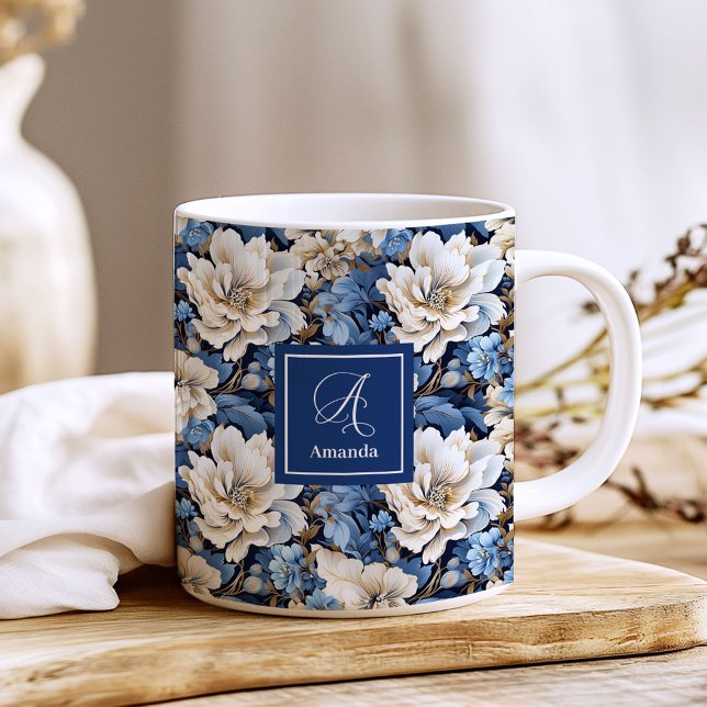Klassisk blå vit blommig kaffemugg med eget namn (Classic Blue White Flowers Custom Name Coffee Mug)