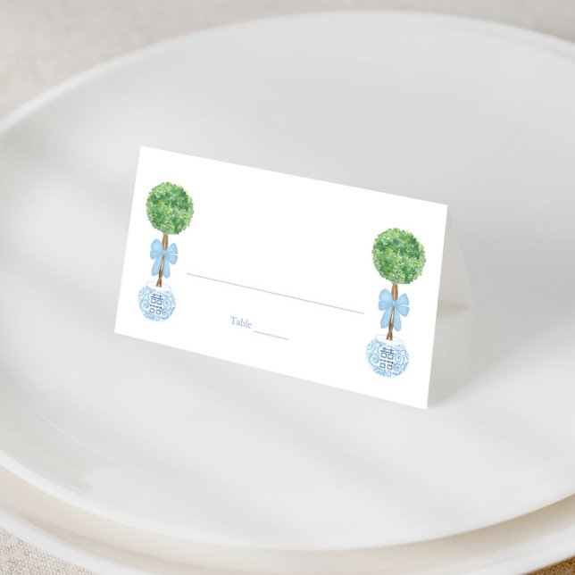 Klassisk Blek Blue Bow Boy Baby Shower Forme Lunch Placeringskort (Smart boxwood topiary with pale blue bow place cards for wedding shower or baby boy christening)