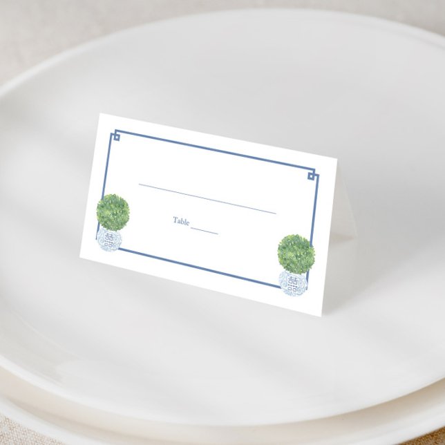 Klassisk Boxwood Topiary Blue Greece Nyckel Mixed  Placeringskort (Boxwood topiary balls in ginger jar planters with navy greek key print wedding escort cards)