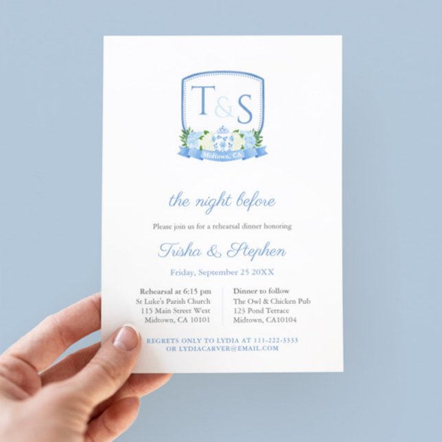 Klassisk bröllopsrepetition med Ginger Jar-krönika Inbjudningar (Elegant Blue And White Ginger Jar Hydrangeas Crest Wedding Rehearsal And Dinner Invitation)