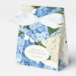 Klassisk bröllopsutsmyckning med blå hortensia och presentaskar