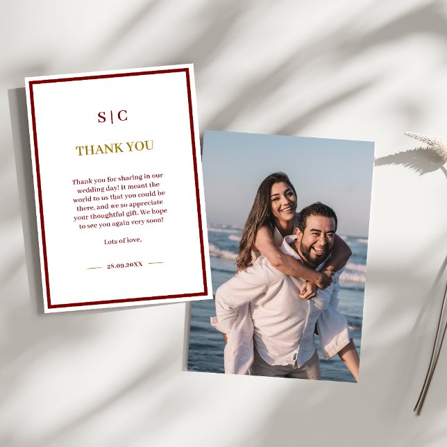 Klassisk Burgundy & Guld Monogram Foto Bröllop Tack Kort (Burgundy and gold monogram photo thank you card shares heartfelt gratitude with elegant style.)