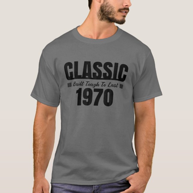 Klassisk Byggt Tuff till förra 1970 Born Birthday  T Shirt (Framsida)