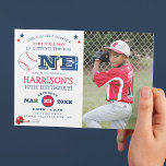 Klassisk Coola Baseball Kids Photo Birthday Inbjudningar<br><div class="desc">Hissar den stora! En coola-födelsedagsinbjudan för alla åldrar,  med ett basebolltema,  med en klassisk vit bakgrund,  marin blå och röd text,  en baseboll,  stjärnor,  en hjälm med fladdermus och boll och en modern födelsedagsfest-mall som är enkel att anpassa.</div>