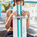 Klassisk Coola Teal White Tävla Rand Monogram Mini Skateboard Bräda 18,5 Cm<br><div class="desc">Skapa din egen anpassningsbar, personlig, modern, coola, snyggt, turkospass, teal och vit tävla rand, typpografi av elegant i klassy, bästa möjliga hårda sten-maple konkurrensformad skateboard-däck. Om du vill anpassa skriver du bara in ditt namn / monogram / initialer. När du lägger till/utformar kan du se en förhandsvisning av hur du...</div>