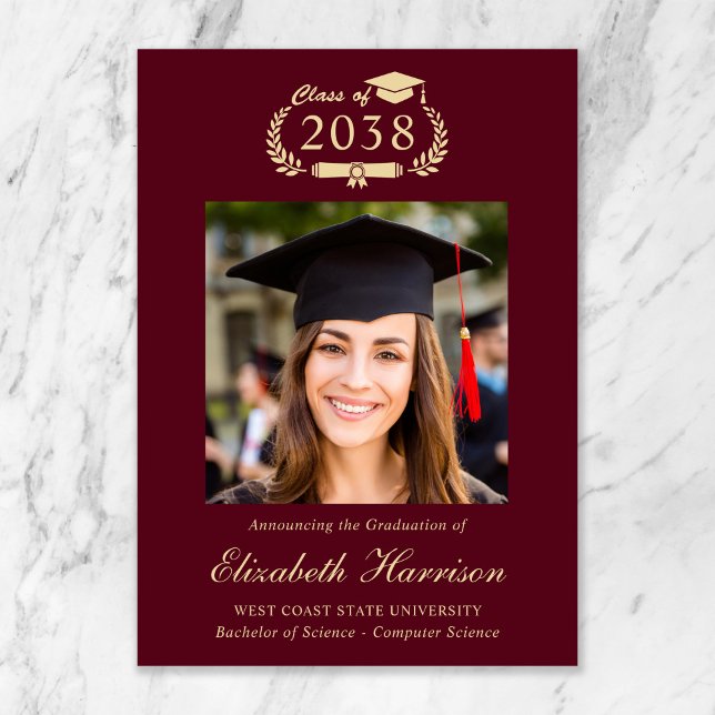 Klassisk Crest Burgundy Foto Högskoleexamen Meddelande (Classic Crest Burgundy Photo College Graduation Announcement)