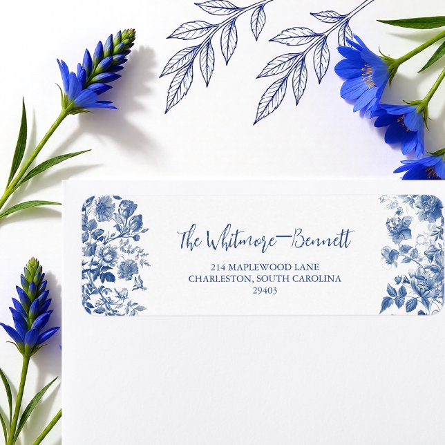 Klassisk dammig blå Toile blommig bröllops-svarsko Returadress Etikett (Classic Dusty Blue Toile Floral Wedding Return Label)