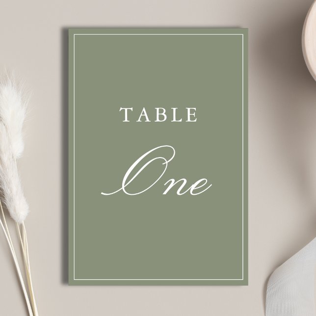 Klassisk dammig grön scriptbröllop bordsnummer (Classic dusty green table numbers add elegant organization to your wedding reception.)
