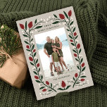 Klassisk Elegant, Blommigt, Ram, julfoto Julkort<br><div class="desc">Detta vackra helgdag-fotokort ger upphov till alla mysiga julkänslor och skryter om en hand plockade blommigt ram i traditionell julklapp med djup grönt, burgundröd och elfenben över en färger bakgrund i anpassningsbar (visas i sandbeige). Kortets baksida innehåller fler textmallar för ett personlig-meddelande, och färg (som visas i matchande djup grönt)...</div>